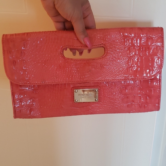 Clutch - Picture 4 of 4